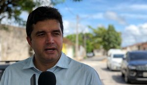 Rui Palmeira entrega ruas pavimentadas em conjunto do Benedito Bentes