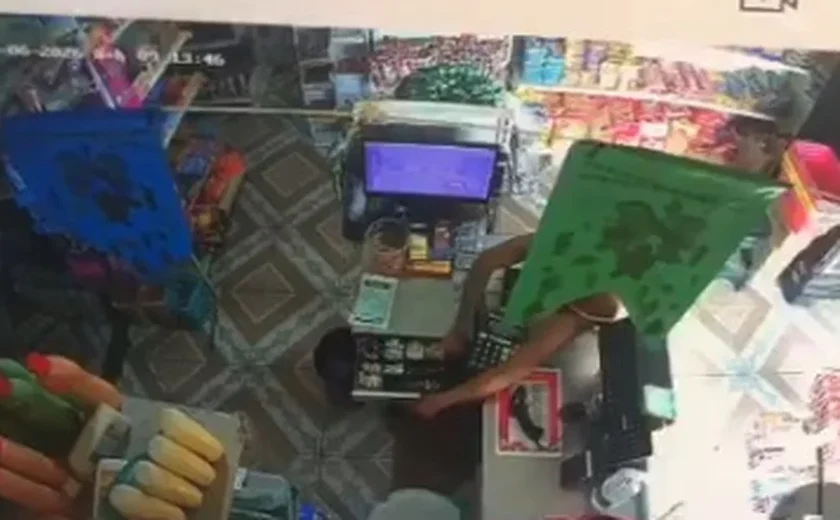 Mulher é flagrada por câmeras furtando dinheiro de caixa em mercadinho de Arapiraca