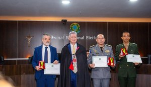 TRE/AL entrega medalha do Mérito Eleitoral a autoridades  da Segurança Pública e ao presidente do Coptrel