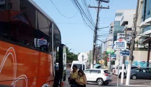 Fiscalização verifica situação de vans e ônibus de turismo na orla de Maceió