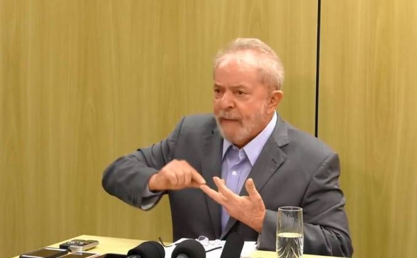 'Eu durmo com a consciência tranquila ao contrário de Moro', diz Lula