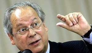 Ex-ministro José Dirceu é alvo de protestos ao chegar em apartamento