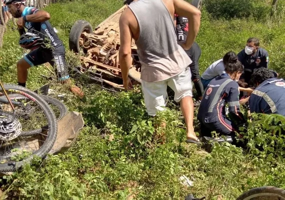 Cinco ciclistas ficam feridos em acidente com carro