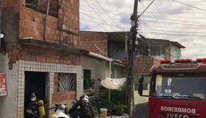 Corpo de Bombeiros é acionado para controlar incêndio em cômodo de casa no Jacintinho
