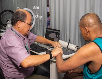 Ônibus do TRE/AL atende pessoas em situação de rua em Maceió