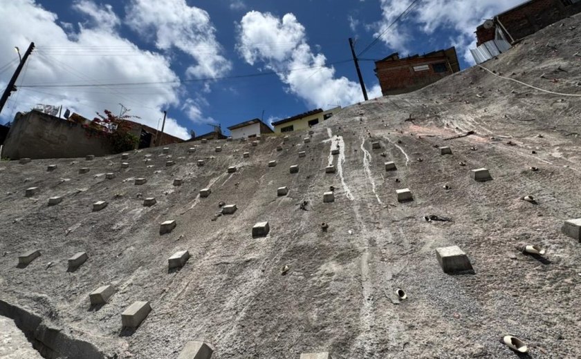 Prefeitura realiza obras simultâneas em sete encostas de Maceió