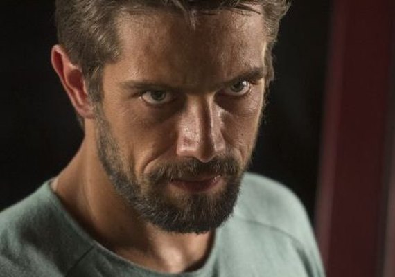 Reta final! Com caco de vidro, César faz Alice refém e ameaça cortar seu pescoço