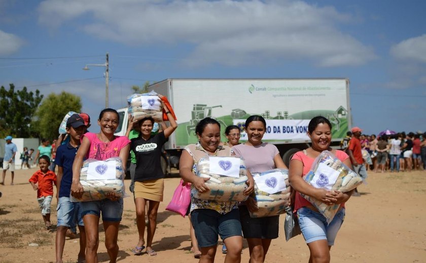 Famílias de Maceió e Senador Rui Palmeira recebem cestas de alimentos da LBV