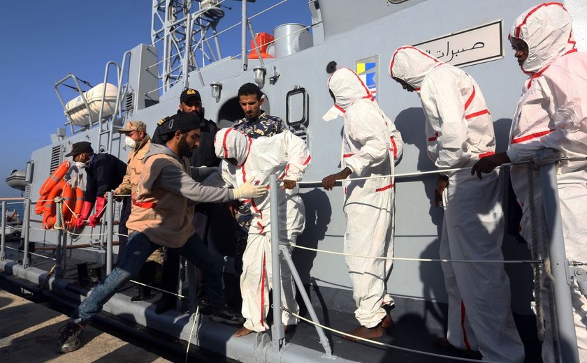 30 imigrantes morrem e 200 são resgatados na costa da Líbia