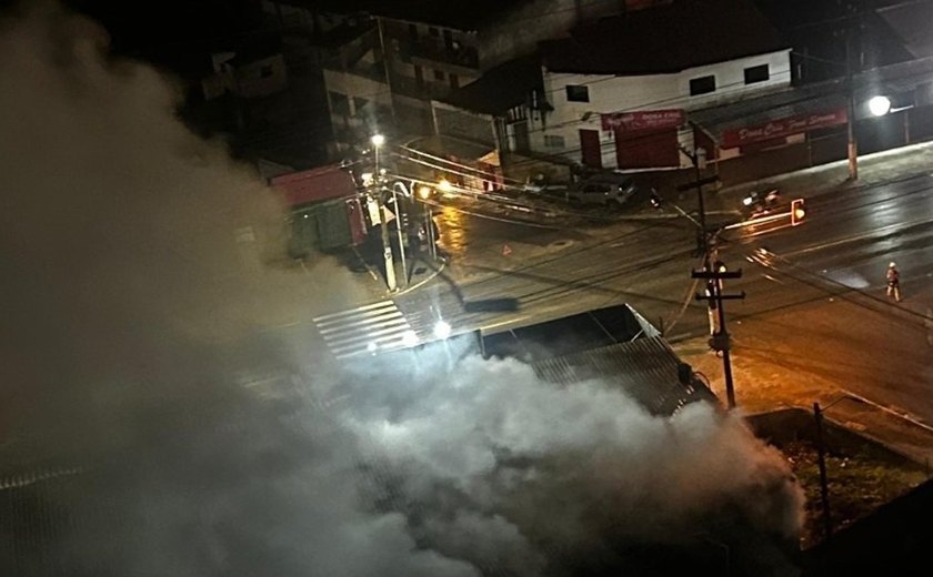 Fogo atinge estabelecimento comercial no bairro da Serraria