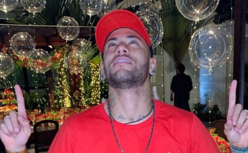 Neymar exibe decoração de Natal luxuosa e deixa mensagem para fãs