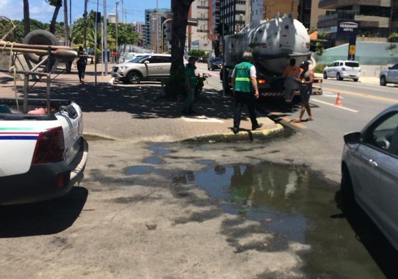 Descarte irregular de lixo obstrui galerias de drenagem na orla da Pajuçara