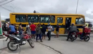 Mulher quebra perna e vai parar embaixo de transporte escolar após acidente entre coletivo e motocicleta