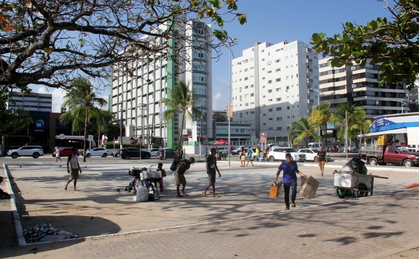 Redução de estacionamento da orla amplia segurança para ambulantes e pedestres em Maceió