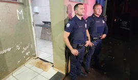 Casal de idosos é flagrado fazendo sexo em banheiro público
