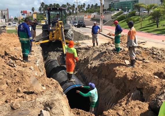 Rede de drenagem construída por shopping afunda