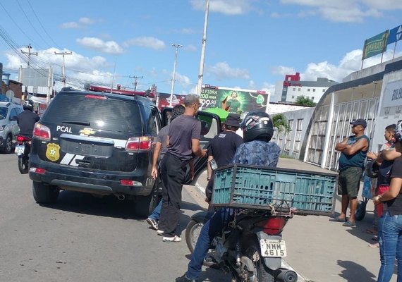 Polícia prende cambistas na porta do estádio municipal em Arapiraca