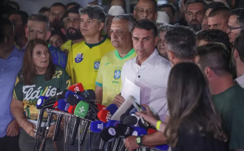Alexandre de Moraes determina que Flávio Bolsonaro entregue passaporte