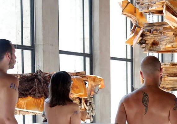 Grupo de nudistas visita museu em Paris