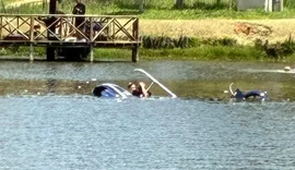 Helicóptero cai em tanque de pesqueiro em São Roque; duas pessoas estavam a bordo