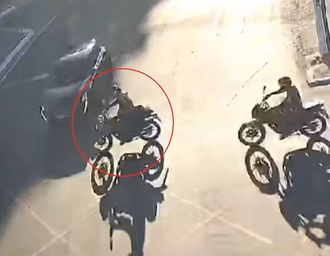 Motociclista fica ferido após carro avançar sinal vermelho em avenida de Maceió