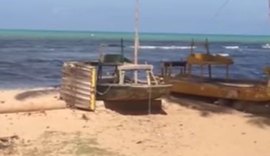 Moradores denunciam mancha escura com odor de esgoto na Praia de Riacho Doce