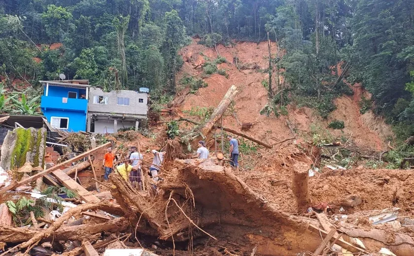 Sobe para 64 o número de corpos encontrados após chuvas no Litoral Norte