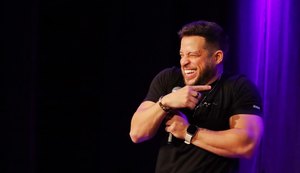Humorista Flávio Andradde traz o novo show “Como Sobreviver à Própria Família?” para Caruaru e Belo Jardim em outubro