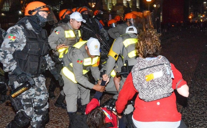 Protesto em frente ao Santander Cultural termina com briga entre manifestantes