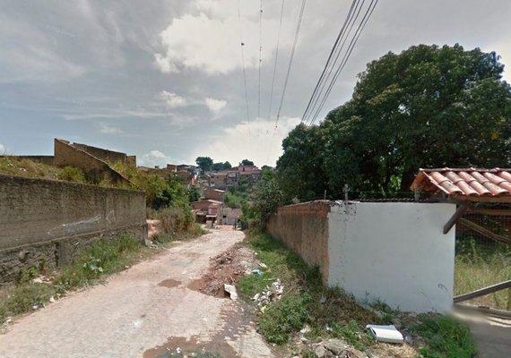 Homem é executado com tiros na cabeça por dupla em moto no Feitosa