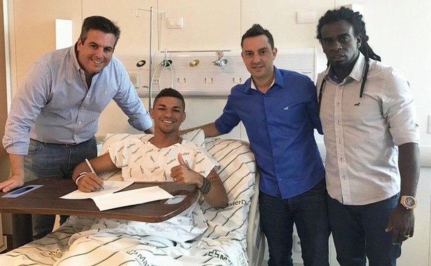 Antes de nova cirurgia, atacante Judivan renova com o Cruzeiro