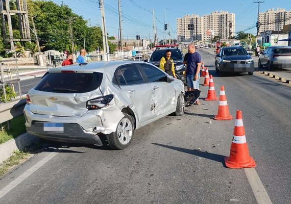 Caminhão colide com carro na Avenida Menino Marcelo, em Maceió