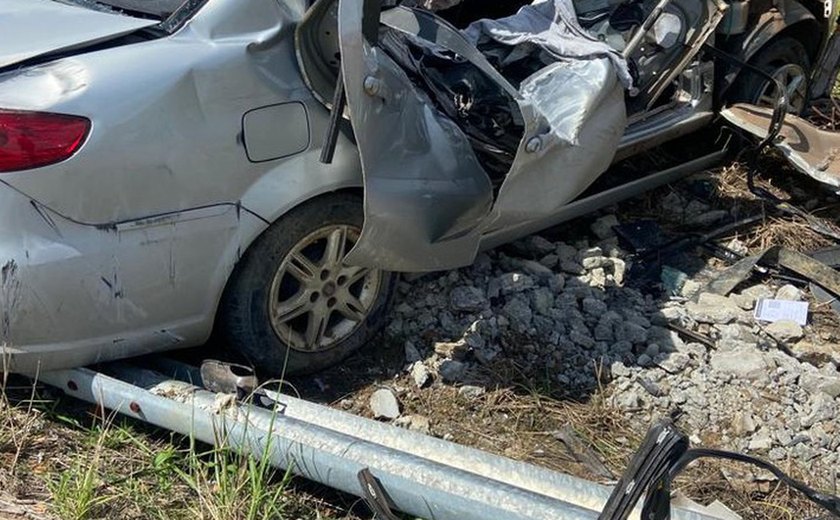 Carro colide em poste e deixa um morto e outro ferido em Porto Calvo