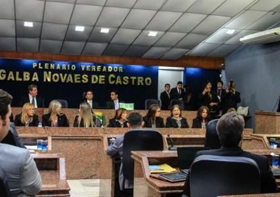 Juiz anula aumento salarial de vereadores de Maceió