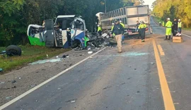 Corpos das vítimas de acidente no Paraná são retirados da pista