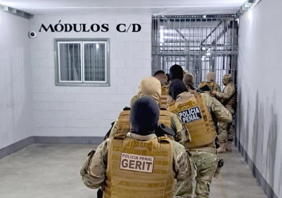 Policiais penais encontram celulares arremessados para dentro de presídio