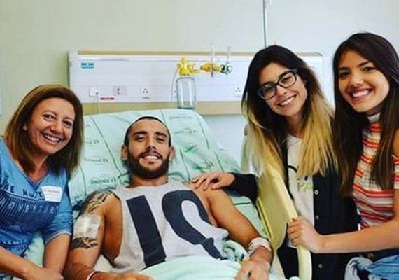 Alan Ruschel e Neto se reencontram no hospital; lateral terá alta nesta sexta