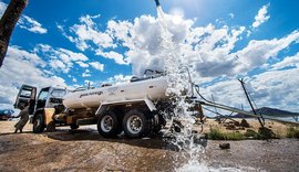 Caminhões-pipa de mineradora levam água para 40 comunidades de Craíbas