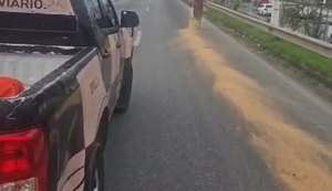 Derramamento de óleo interdita trecho da Avenida Menino Marcelo