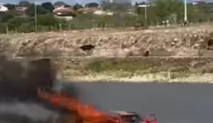 Incêndio destrói veículo durante a madrugada em Arapiraca