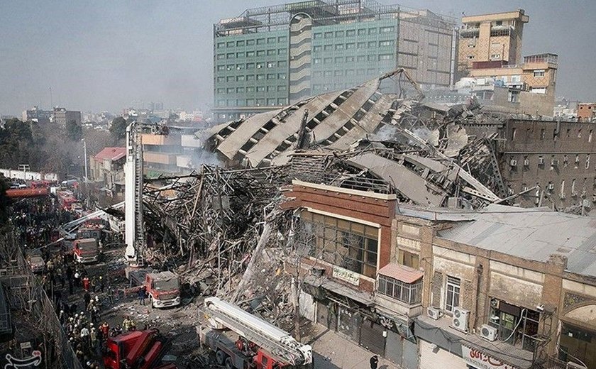 Edifício de 15 andares desaba no Irã e mata bombeiros durante incêndio