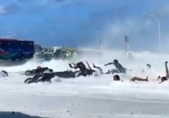 Ondas fortes arrastam carros, motos e pessoas que circulavam na orla da Ilha de Malé