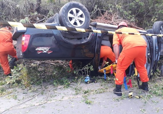 Acidente na AL-101 Norte entre moto e Hilux termina em capotamento