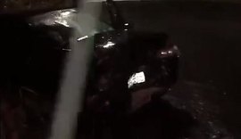 Carros colidem de frente na ladeira de Fernão Velho