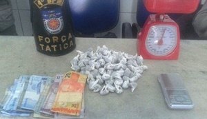 Militares do 4º BPM apreendem drogas e recuperam táxi roubado em Maceió