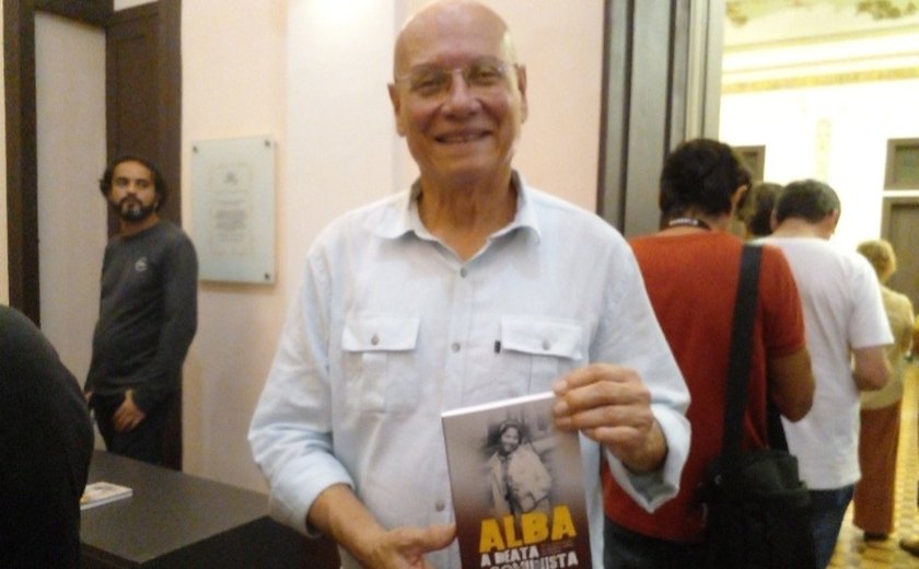 Lançamento de livro sobre Alba Correia reúne autoridades e emociona público em Maceió