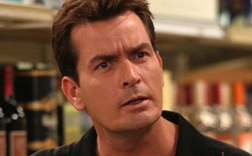 Pais trancam Charlie Sheen em casa para detox, diz site