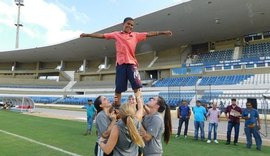 Estudantes norte-americanos realizam projeto de inclusão social no Rei Pelé