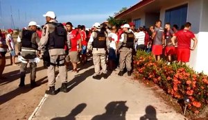 Protesto de torcedores tem agressão e cobranças a jogadores e diretoria do CRB