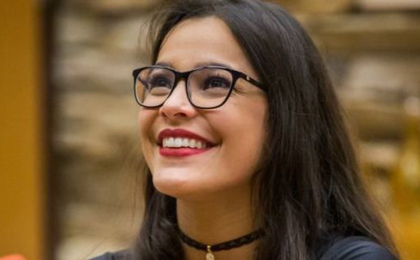 Ex-BBB Emilly despreza tia passando necessidades e ainda esconde irmã que foi presa